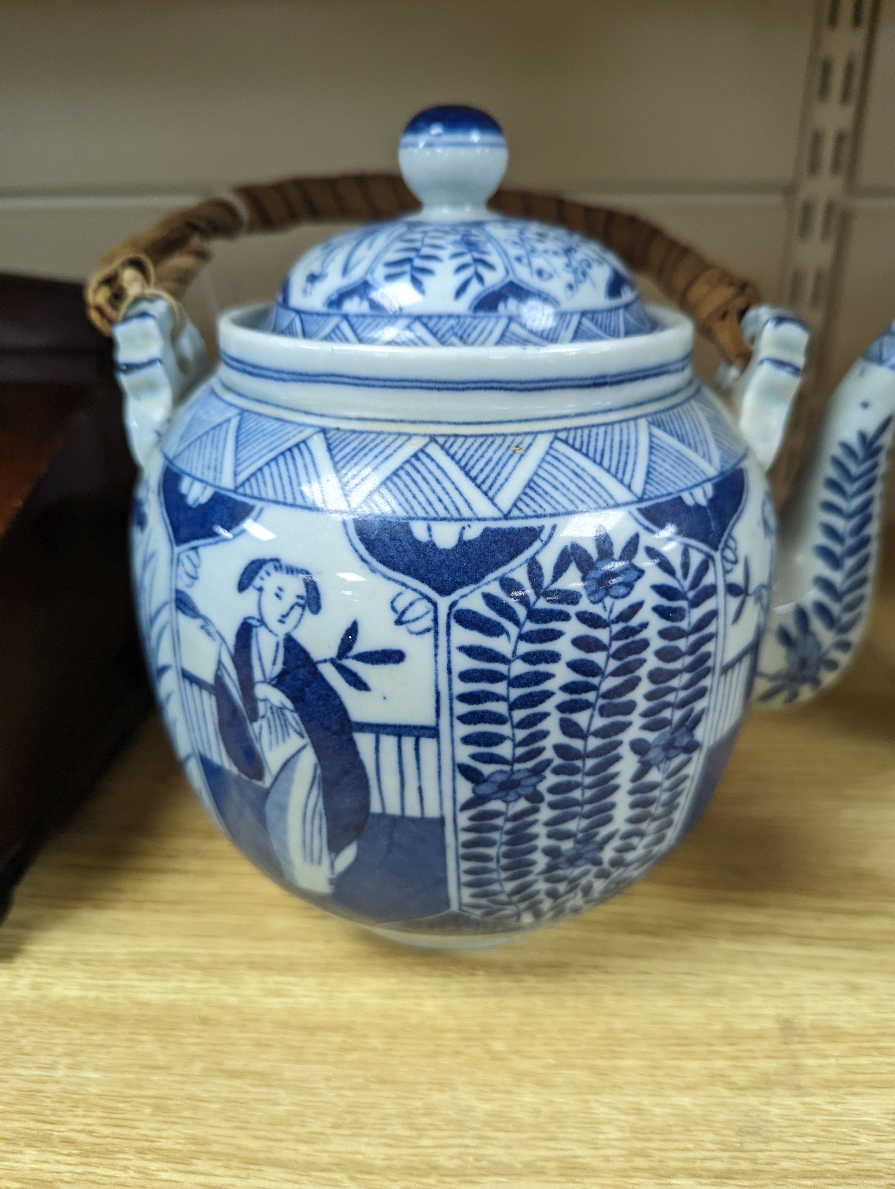 A Chinese blue and white small vase and teapot 19cm